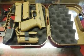 Glock 19x brand new, Glock 19x standard package
1x17 round mag
2x 19 round mag
1x speed loader
4x grip sizes
etc.