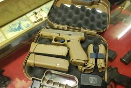 Glock 19x brand new, Glock 19x standard package
1x17 round mag
2x 19 round mag
1x speed loader
4x grip sizes
etc.