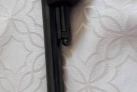 .22 O.F Mossberg & Son Inc. Bolt Action Rifle , .22 O.F Mossberg & Son Inc. Bolt action rifle, loads 12 x 22lr rounds in tube, extremely accurate solid gun (083 630 5650)