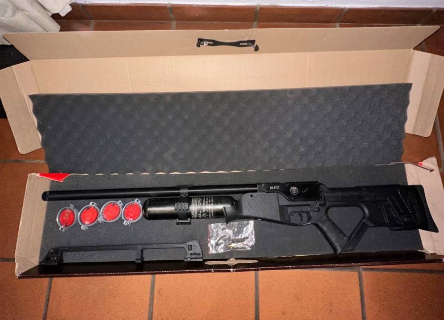 Full-Auto .22cal PCP, Hatsan Blitz .22cal carbon fibre bottle & synthetic black stock. Semi & Full-Auto switch. Comes with x4 20 shot magazines & original box. Shoots 20 rounds in 2,6 seconds. 