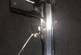 Beretta 92 , Beretta 92 fs good condition has a scratch here and there , 0724406734 R4000.00