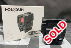 HOLOSUN AEMS [LIKE NEW] - R13k @ Retail, HOLOSUN SCOPE ADVANCED ENCLOSED MICRO SIGHT (AEMS).

ENCLOSED DESIGN WITH CLEAR FRONT AND REAR LENS COVERS.

50 000 HOUR BATTERY LIFE FOR DOT ONLY / 20 000 HOUR FOR CIRCLE-DOT.

MULTI RETICLE SYSTEM WITH THREE RETICLE OPTIONS.

SOLAR FALL SAFE & SHAKE AWAKE TECHNOLOGY.

MEMORY FUNCTION FOR BRIGHTNESSAND RETICLE SETTINGS.

8DL & 4NV BRIGHTNESS SETTINGS UNDER MANUAL MODE.

1.63