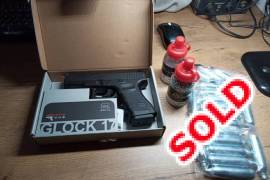 Uramex Glock 19 CO2 4.5mm pistol, I am selling my Glock 19 replica pistol with the following:
18x CO2 canisters
+- 1800 steel bb's

Please note that this is a non-blowback version replica.

I have only shot about 1300 bb's through this pistol and it worked flawlessly everytime. I stopped using it and it is just sitting in my cupboard. There are minor scuffs on the gun's slide due to holstering. These scuffs are shown on the pictures, other than these minor scuffs the gun is in very good condition.