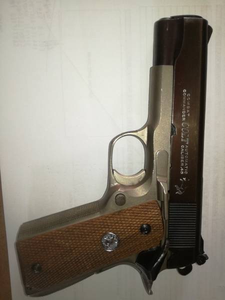 Colt Combat commander, Colt Combat commander in great condition ,checkered front grip and front of trigger guard ,extended slide release ,commander hammer ,beaver tail 1 X 7rd mag.