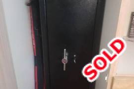 Mr, 3 x rifle Xpanda safe with ammo shelf and 2 keys for sale in Durban 