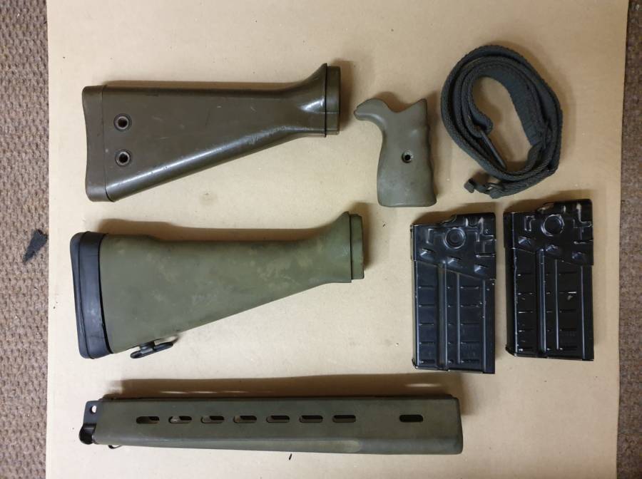 G3 RIFLE PARTS, Original G3 parts: -
2 x 20 round magazines.
Original Sling.
Green plastic grip.
Green short butt stock.
Green long butt stock.
Green plastic fore-end.
All in excellent condition.