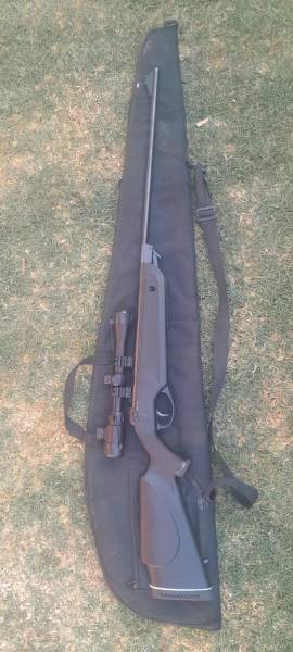 Girty, Marksman model 90 airgun comes with bag and Beileshi 3x9x32 scope. R1900.00 negotiable