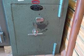 for sale, SA Safe Gun/office safe. Theft, fire and blast resistent. 60x51x51cm approx 150kg.
Buyer to collect.