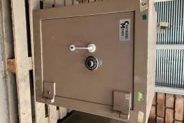 Cat 3 and Cat 4 Safes, Cat 3 and Cat 4 safes for sale. Also 4 drawer fireproof safes for sale. Weight of safes between 500kg and 700kg each. Please contact me for pricing