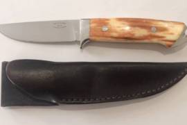 Hand crafted knife, made by the late, great Paul vd Merwe (Cape Knifemakers Guild) a custom knife with 10cm stainless steel blade, giraffe bone scales, pommel gut hook and leather sheath. Beautiful pristine condition. Buyer responsible for shipping. Contact 0825523319