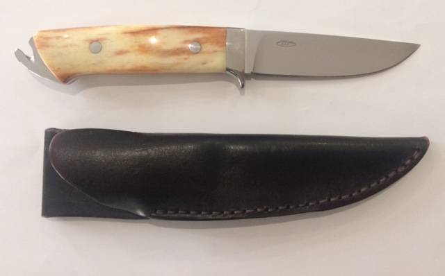 Hand crafted knife, made by the late, great Paul vd Merwe (Cape Knifemakers Guild) a custom knife with 10cm stainless steel blade, giraffe bone scales, pommel gut hook and leather sheath. Beautiful pristine condition. Buyer responsible for shipping. Contact 0825523319