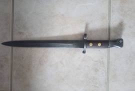 Mr, Bayonet British P1888 MK1 no scabbard in good condition.Can WhatsApp me on 0832294538