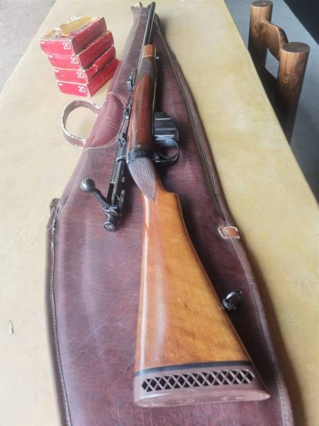 303 Lee Enfield 1898, Very clean Sport Lee Enfield 303 1898 model. Comes with 60 rounds PMP (very old) and old leather bag. 