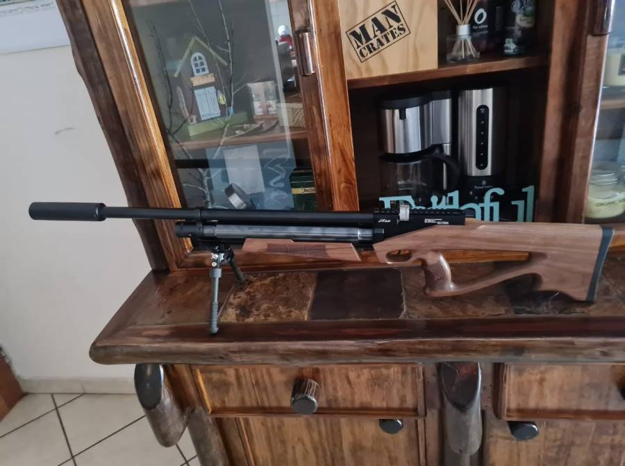 JKhan Air Rifel Noblesse 5.5mm. 22, JKhan Noblesse Air Rifel 5.5mm .22 Walnut Thumbhole. Brand new INCLUDES carry case worth R2500, Silencer worth R2500.00, tripod worth R1200.00 Discovery Scope worth R4500, cylinder tank worth R4500.00 1000 pellets