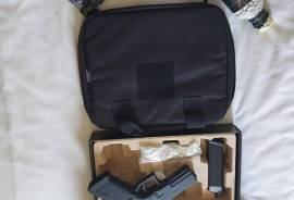 Glock 17 airgun, Glock 17 replica
G series airsoft gun
Gas blowback
Including carry bag
Bottle of gas
5700+ bb's