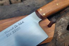 210mm hand forged carbon steel chef knife, G210 carbon steel chef knife

Hand forged 52100 carbon steel chef knife, full tapered Rhodesian teak handle and matching sheath.

Specifications

Blade length: 210mm
OA length: 338mm
Blade width at heel: 53mm
Blade thickness at heel: 3mm, 1mm 1” from tip.

R2782.00