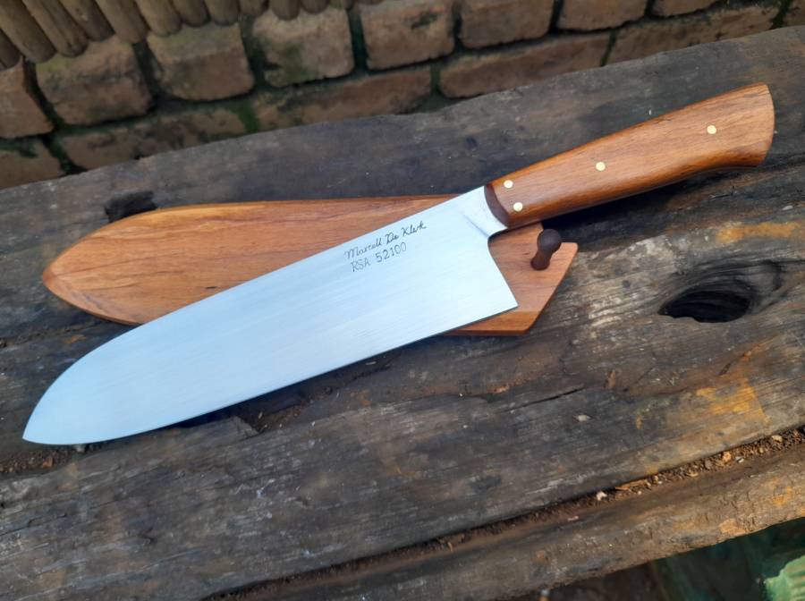 210mm hand forged carbon steel chef knife, G210 carbon steel chef knife

Hand forged 52100 carbon steel chef knife, full tapered Rhodesian teak handle and matching sheath.

Specifications

Blade length: 210mm
OA length: 338mm
Blade width at heel: 53mm
Blade thickness at heel: 3mm, 1mm 1” from tip.

R2782.00