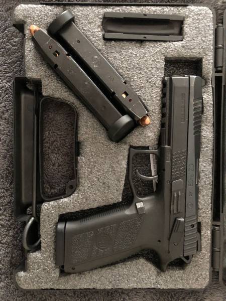 CZ P09 Pistol 40 S&W, CZ P09
3 Mags
Night Vision Sights
Extra Grips
In Case
Hardly ever shot (Less than 50)
Extra Holster