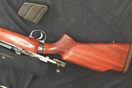 Custom Build Lee Enfield 303 No 4Mk3, Custom build Lee Enfield 303 with African Rosewood stock.

Includes Leupold 3-9 x 4mm Scope. Many loaded 180gr ammunition, +- 40 150gr bullets. Sholder sling, cleaning rod and boresnake.
 